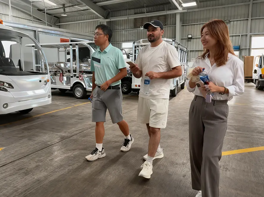 Customers of RUIKE golf carts